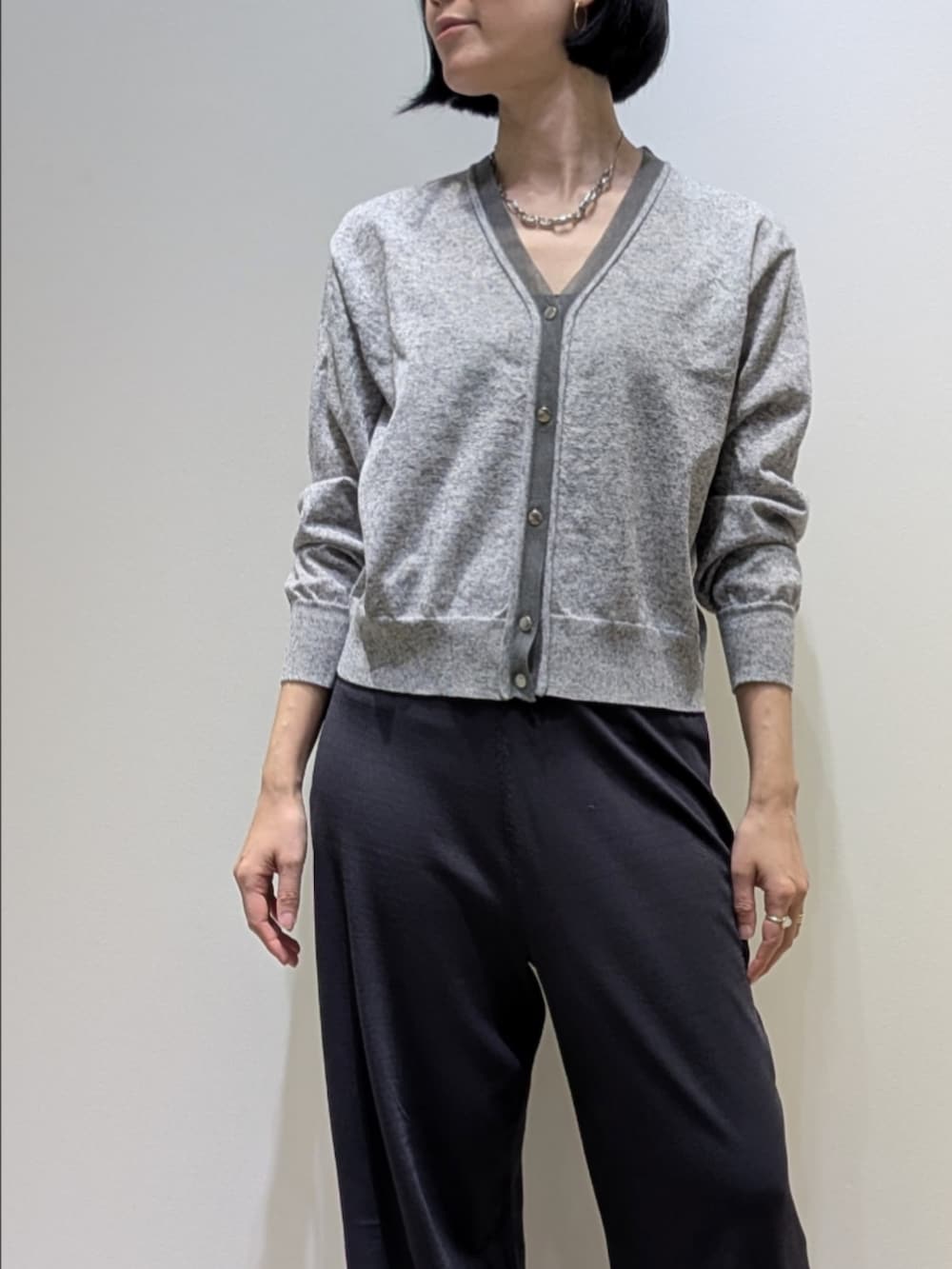 グレー系のカーディガン/ボレロ、グレー系のその他パンツを着用したレディースの春コーディネートの2枚目の写真