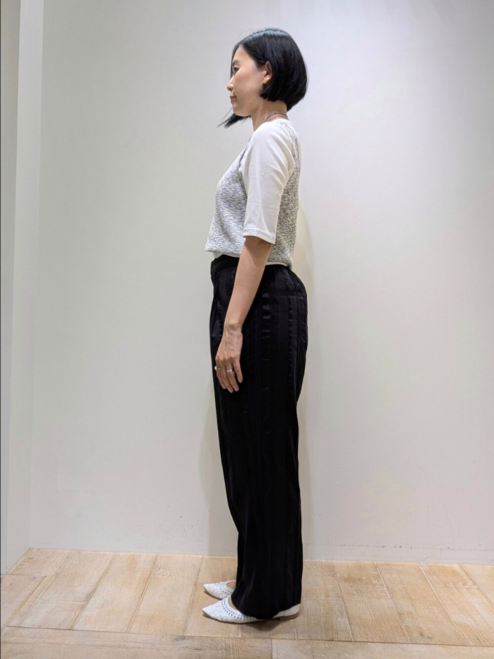 ホワイト系のTシャツ/カットソー、ブラック系のその他パンツ、グレー系のベストを着用したレディースの夏コーディネートの4枚目の写真