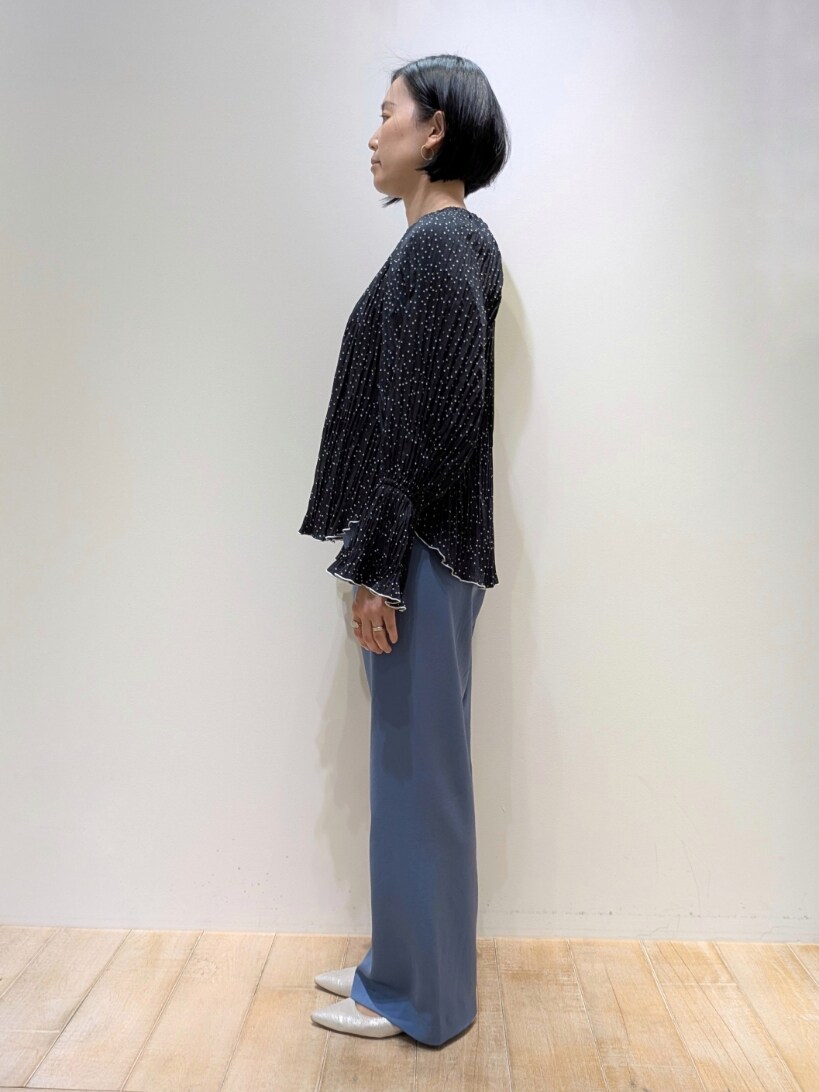 ブルー系のシャツ/ブラウス、ブルー系のスラックスを着用したレディースの冬コーディネートの2枚目の写真