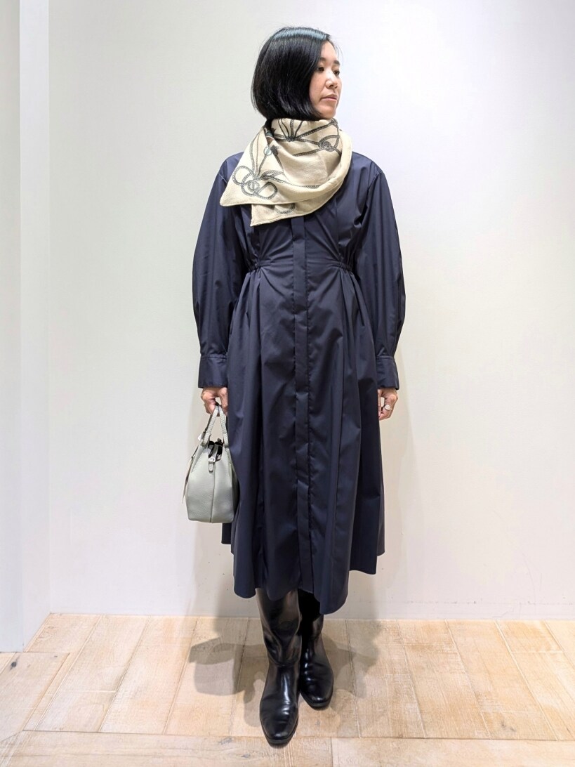 ブルー系のワンピースを着用したレディースの秋コーディネートの4枚目の写真