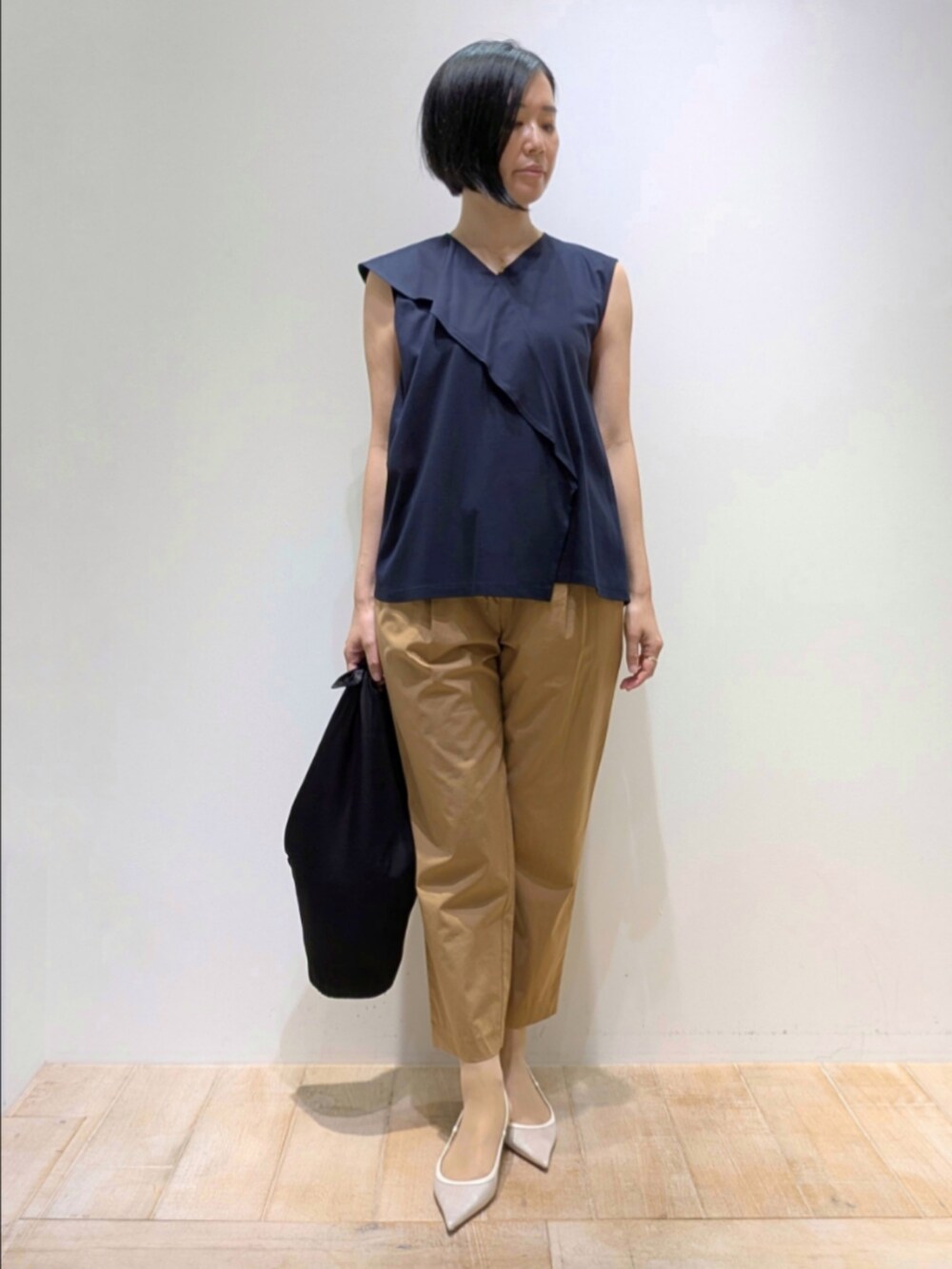 ブルー系のシャツ/ブラウス、ベージュ系のその他パンツを着用したレディースの夏コーディネートの4枚目の写真