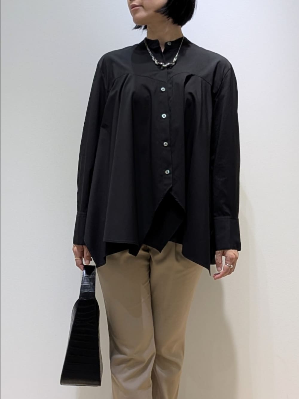 ブラック系のその他パンツ、ブラック系のシャツ/ブラウスを着用したレディースの秋コーディネートの2枚目の写真