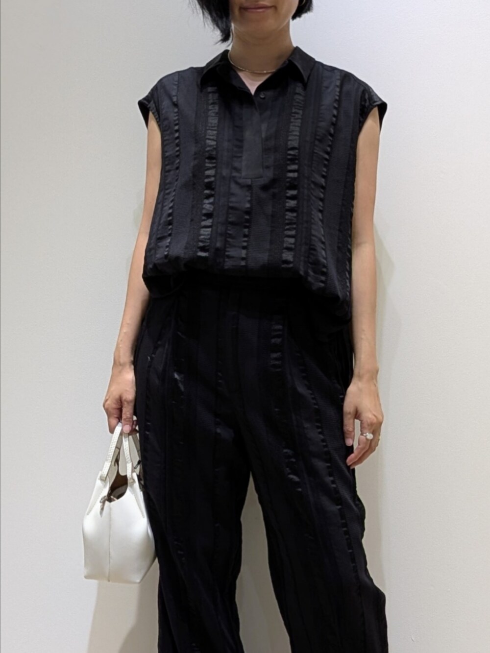 ブラック系のシャツ/ブラウス、ブラック系のその他パンツを着用したレディースの夏コーディネートの2枚目の写真