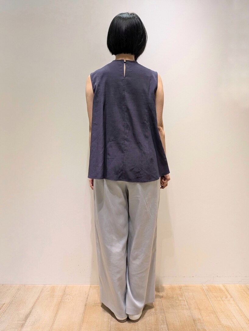 パープル系のシャツ/ブラウス、ブルー系のその他パンツ、グレー系のカーディガン/ボレロを着用したレディースの夏コーディネートの4枚目の写真