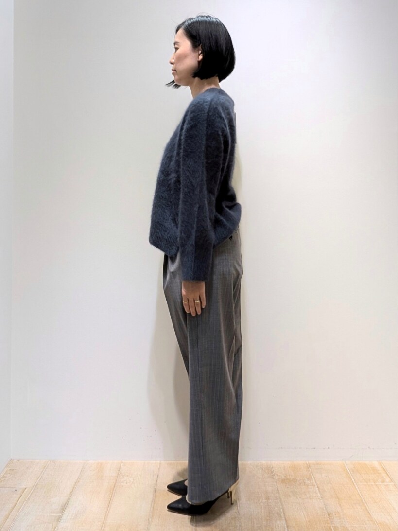 グリーン系のニット/セーター、その他のスラックスを着用したレディースの秋コーディネートの2枚目の写真