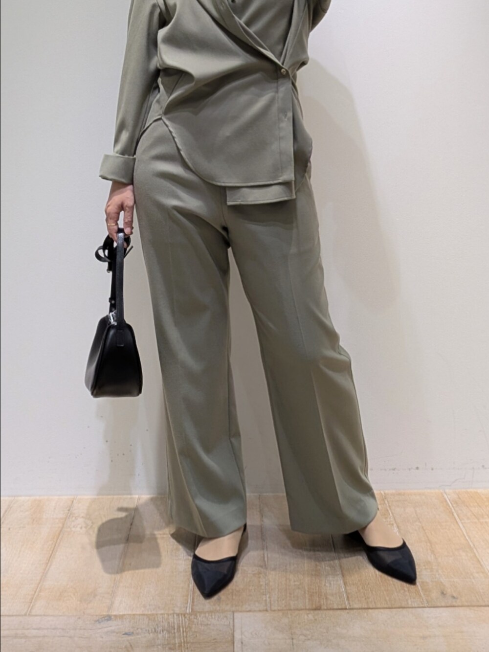 グリーン系のシャツ/ブラウス、グリーン系のその他パンツを着用したレディースの秋コーディネートの3枚目の写真