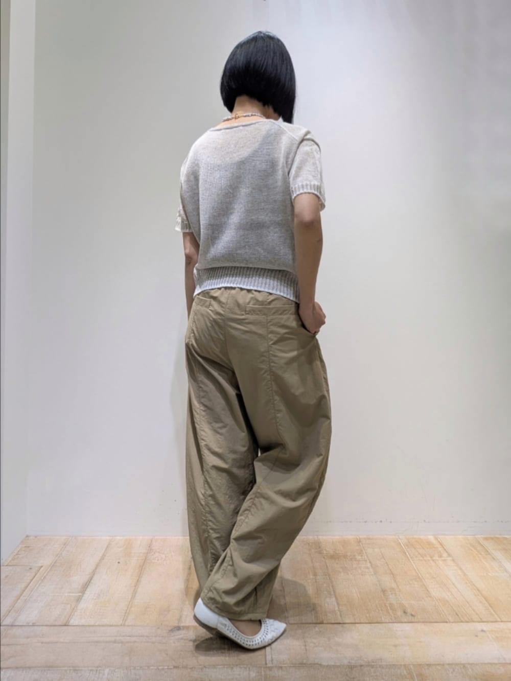 ホワイト系のニット/セーター、ベージュ系のその他パンツ、ホワイト系のショルダーバッグを着用したレディースの春コーディネートの5枚目の写真