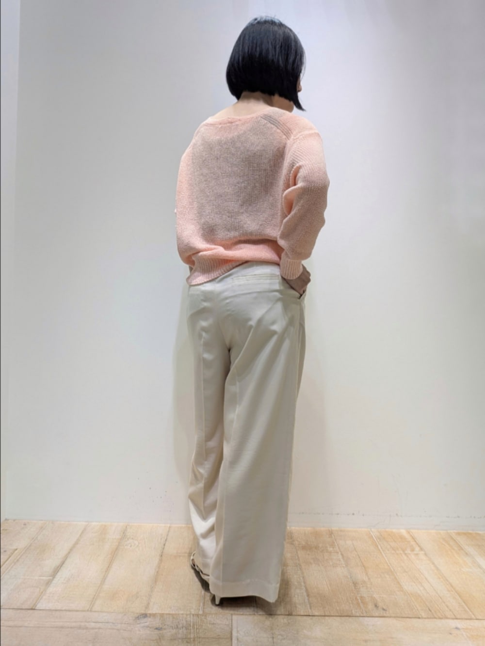 ピンク系のニット/セーター、ホワイト系のその他パンツを着用したレディースの春コーディネートの5枚目の写真