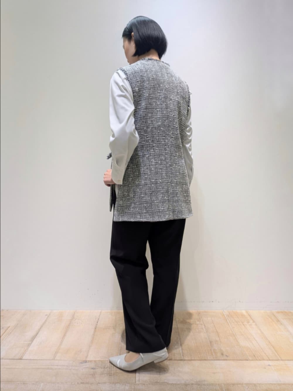 ブラック系のベスト、ホワイト系のシャツ/ブラウス、ブラック系のその他パンツを着用したレディースの冬コーディネートの5枚目の写真