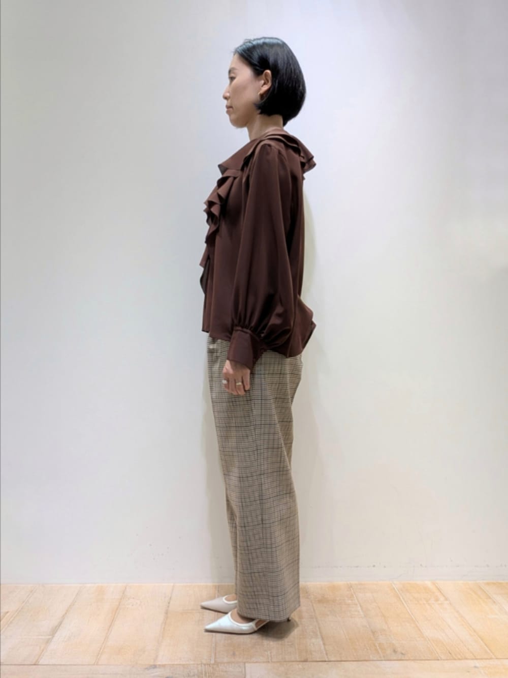 レッド系のシャツ/ブラウス、ベージュ系のその他パンツを着用したレディースの秋コーディネートの4枚目の写真