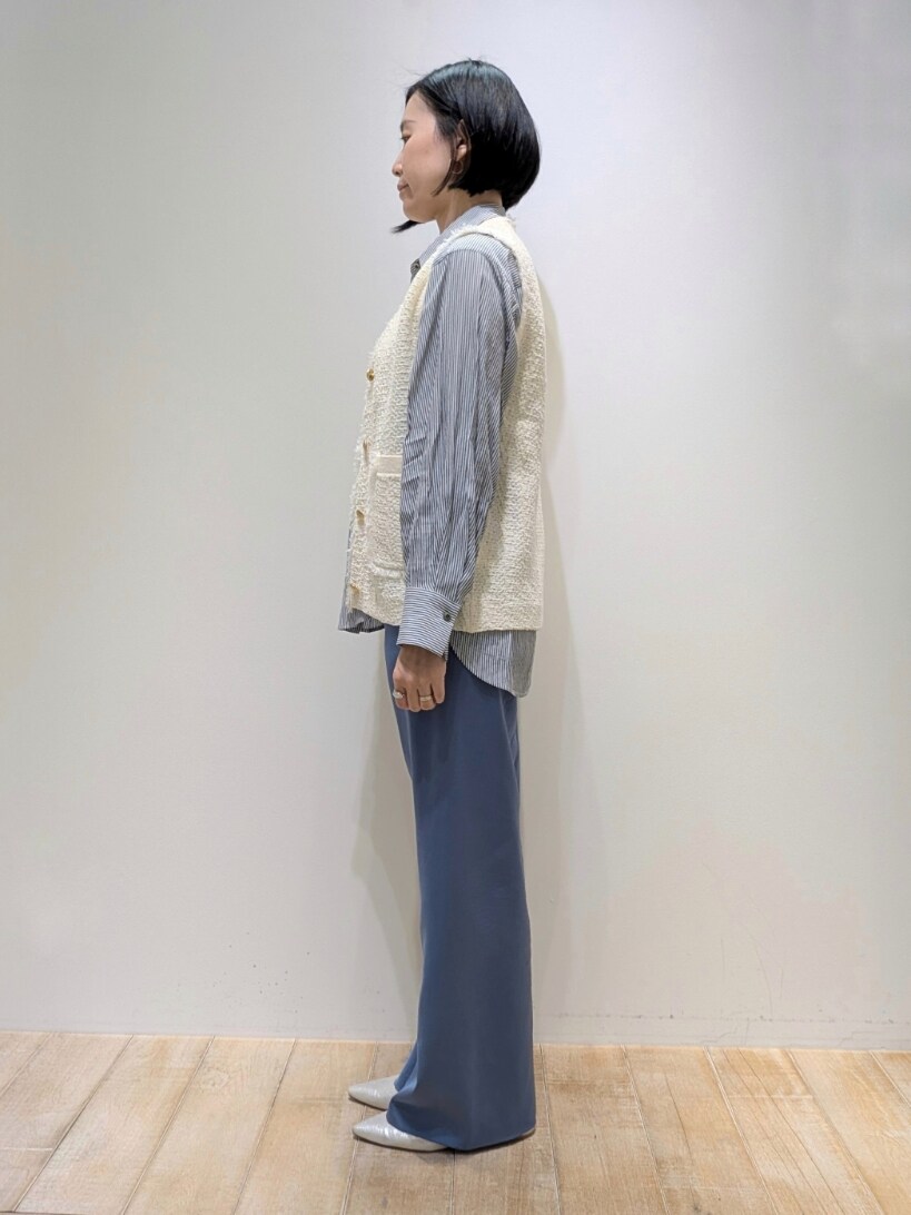 ブルー系のベスト、ブルー系のシャツ/ブラウス、ブルー系のスラックスを着用したレディースの冬コーディネートの2枚目の写真