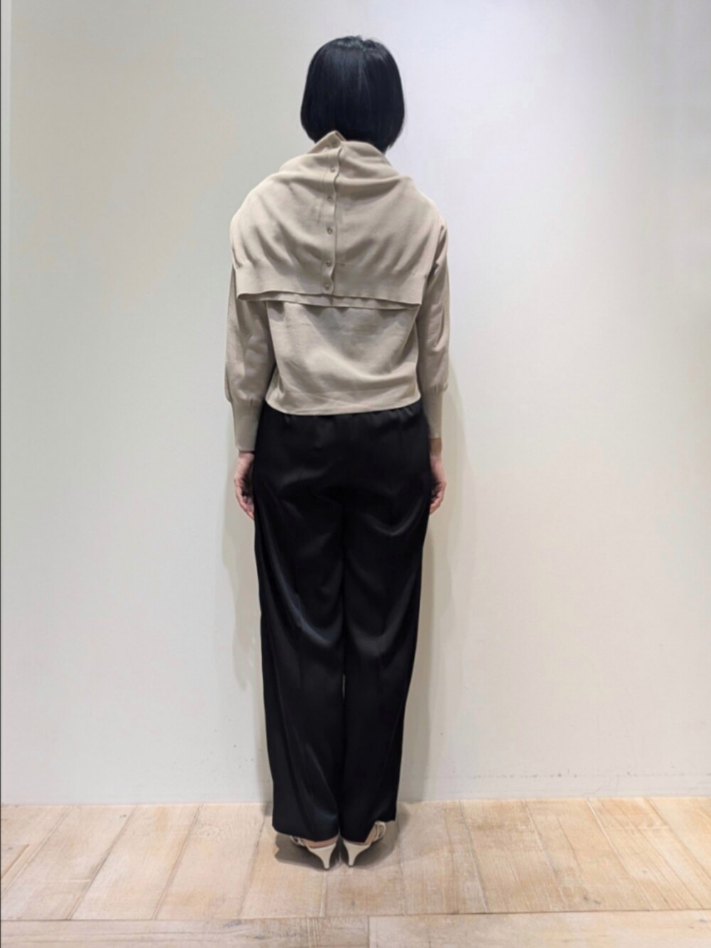 ベージュ系のニット/セーター、ベージュ系のカーディガン/ボレロ、ブラック系のその他パンツを着用したレディースの冬コーディネートの5枚目の写真