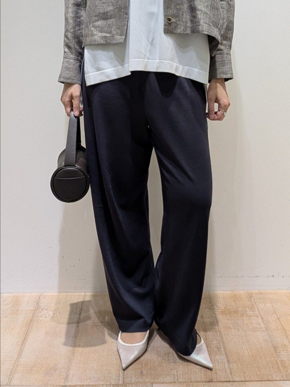 ベージュ系のブルゾン、グレー系のその他パンツ、ホワイト系のニット/セーターを着用したレディースの春コーディネートの3枚目の写真