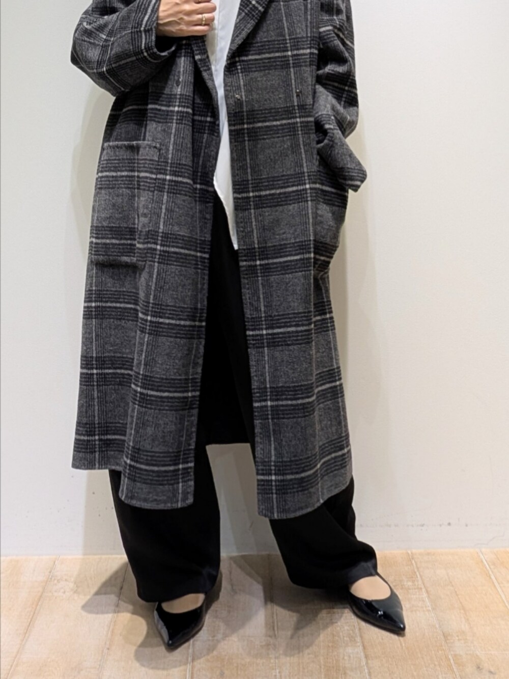 その他のチェスターコート、ホワイト系のシャツ/ブラウス、ブラック系のその他パンツを着用したレディースの秋コーディネートの3枚目の写真