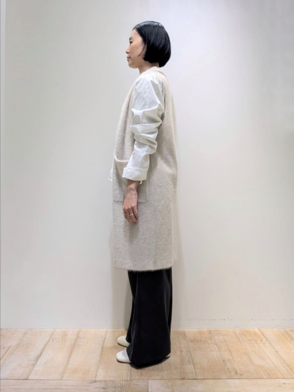 ホワイト系のシャツ/ブラウス、ベージュ系のベスト、グレー系のその他パンツを着用したレディースの冬コーディネートの4枚目の写真