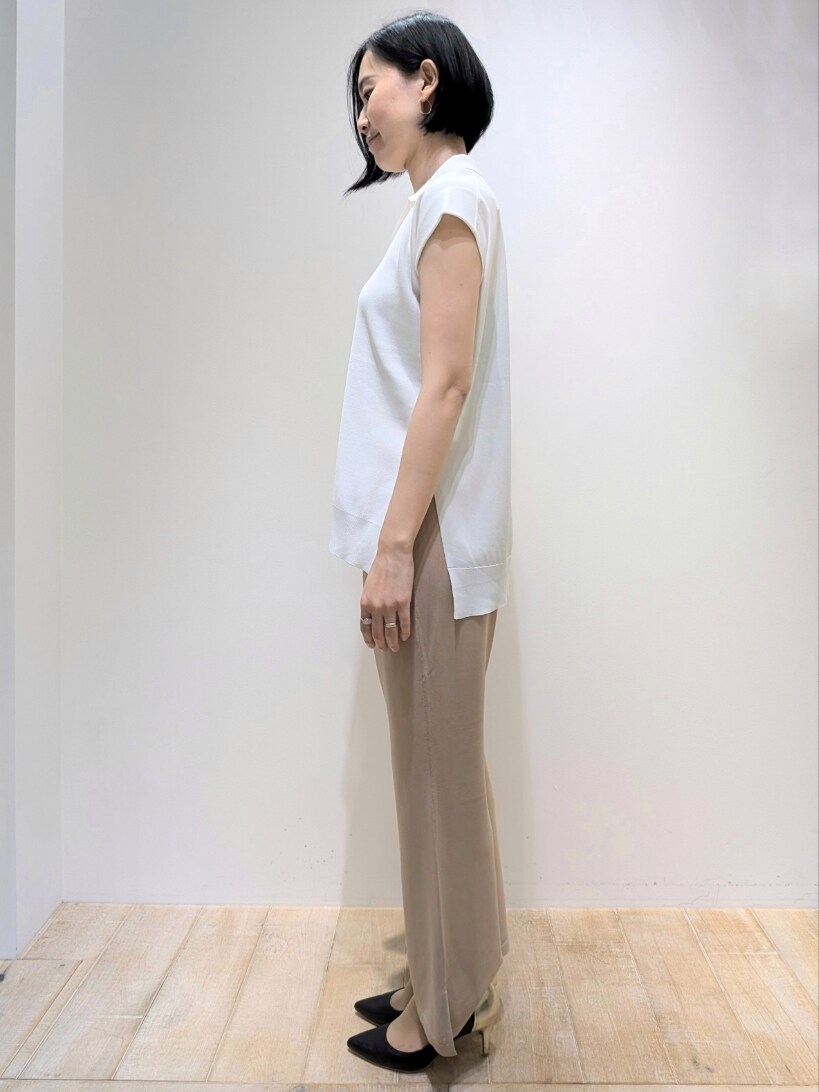 ホワイト系のTシャツ/カットソー、ベージュ系のその他パンツを着用したレディースの夏コーディネートの2枚目の写真