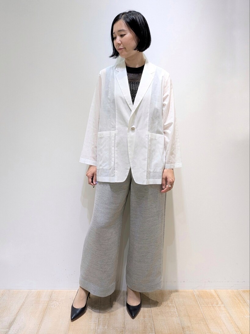 ホワイト系のテーラードジャケット、グレー系のその他パンツ、ブラック系のニット/セーターを着用したレディースの夏コーディネートの4枚目の写真