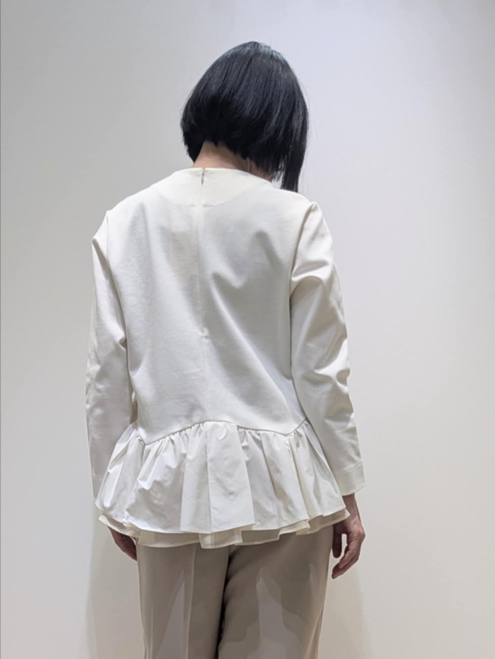 ホワイト系のシャツ/ブラウス、ベージュ系のその他パンツを着用したレディースの冬コーディネートの5枚目の写真