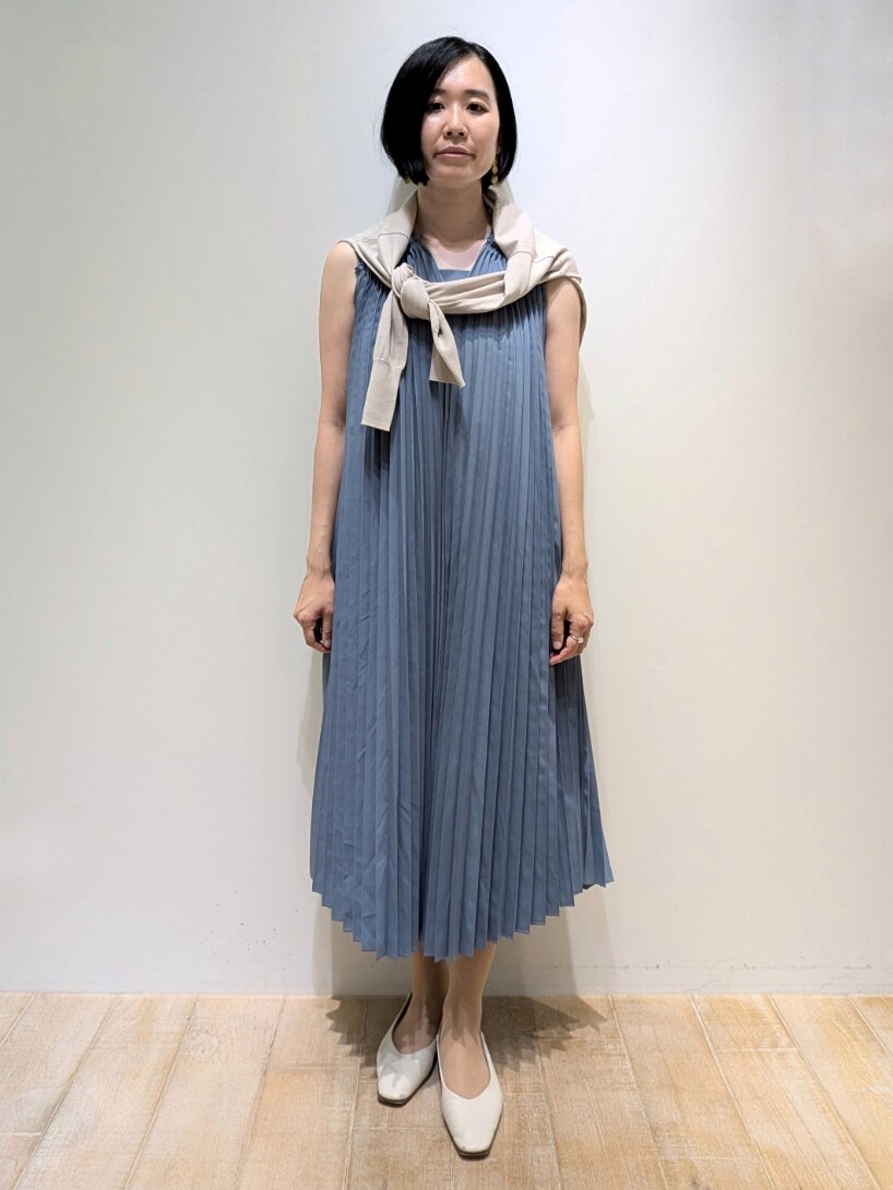 ブルー系のワンピースを着用したレディースの夏コーディネートの6枚目の写真