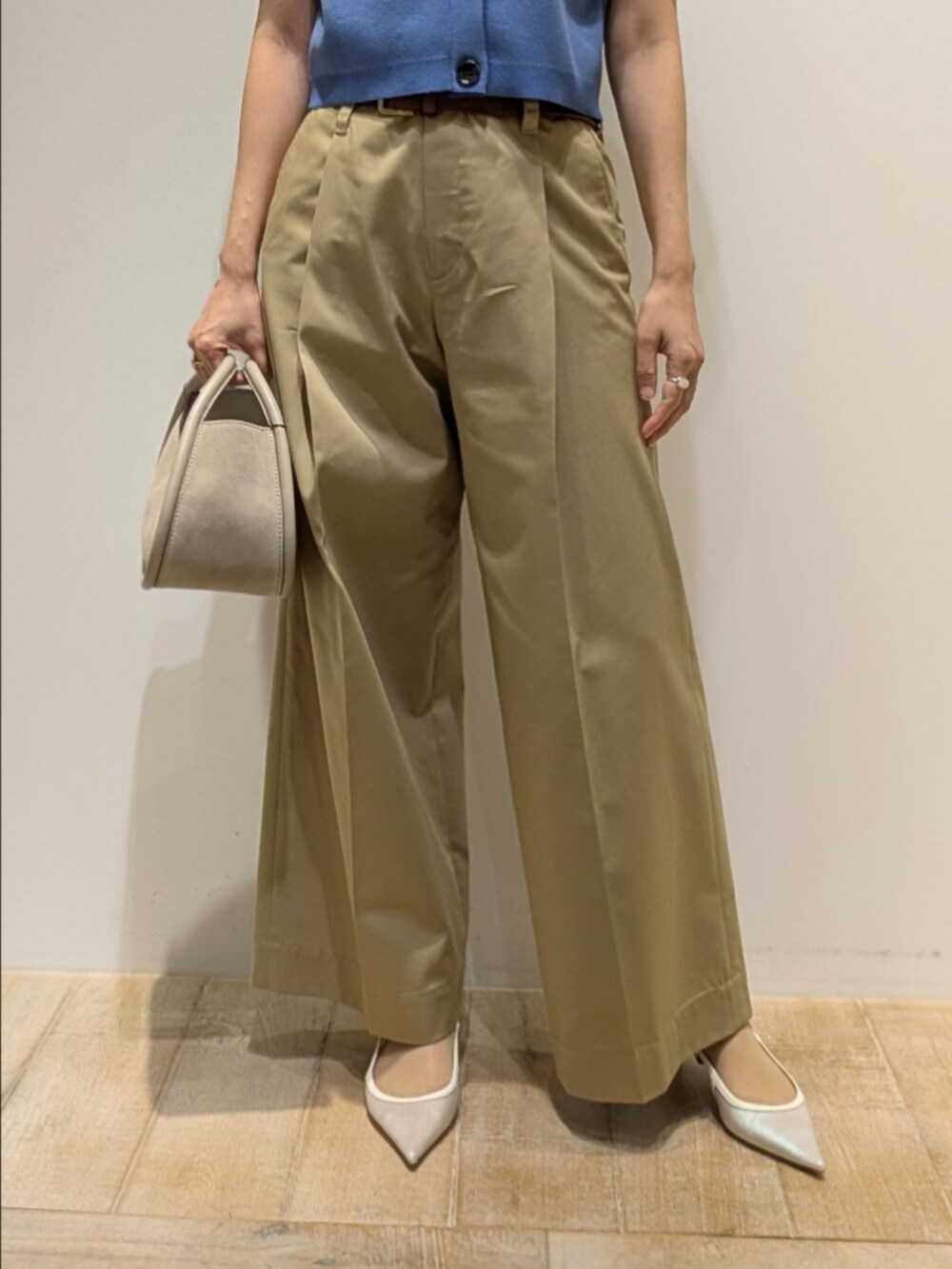 ベージュ系のその他パンツ、ブラウン系のTシャツ/カットソーを着用したレディースの夏コーディネートの3枚目の写真