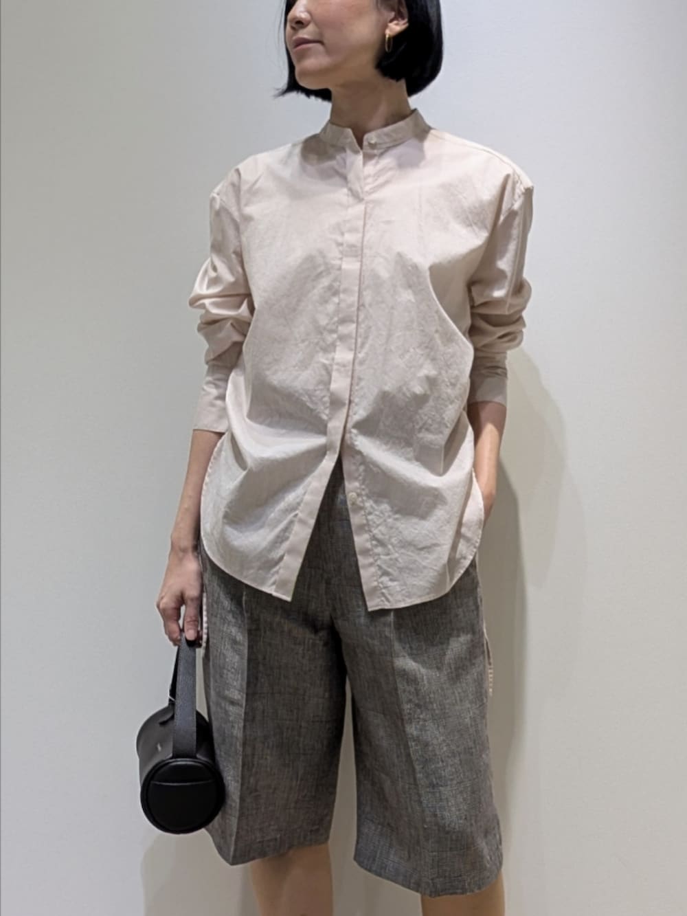 ピンク系のシャツ/ブラウス、ベージュ系のその他パンツを着用したレディースの春コーディネートの2枚目の写真