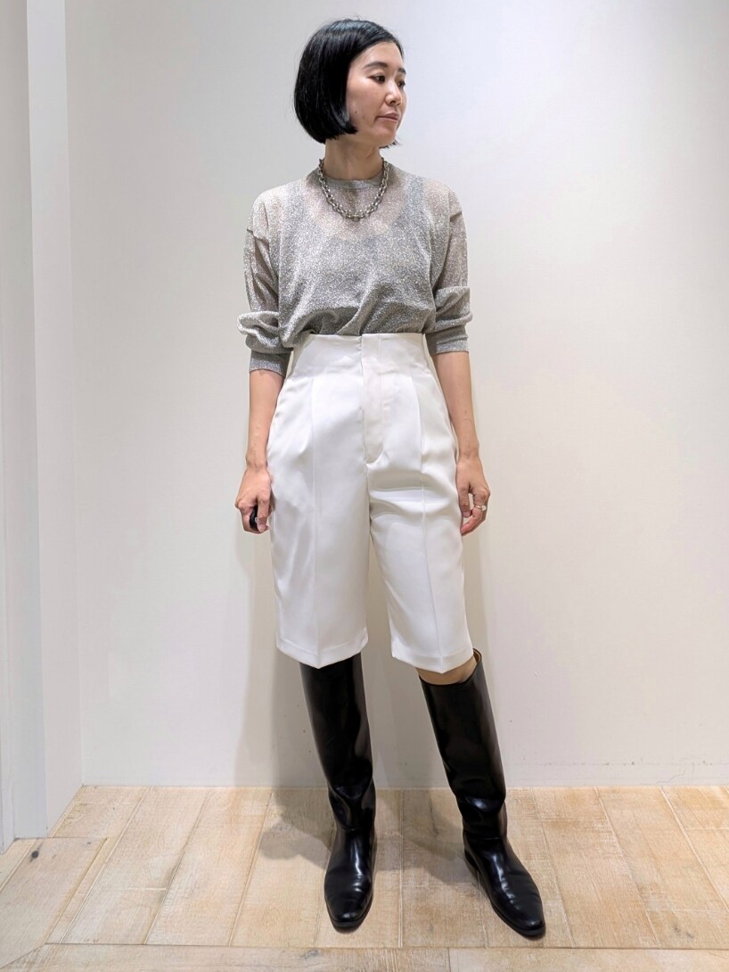 シルバー系のTシャツ/カットソー、ホワイト系のその他パンツを着用したレディースの夏コーディネートの7枚目の写真