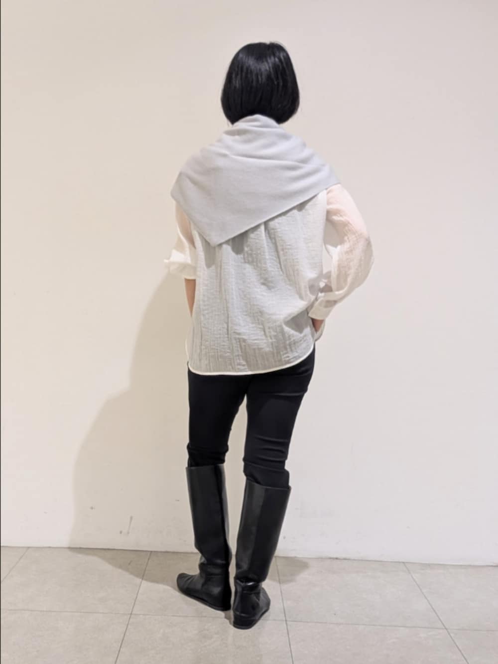 ホワイト系のシャツ/ブラウス、ブラック系のその他パンツを着用したレディースの秋コーディネートの5枚目の写真