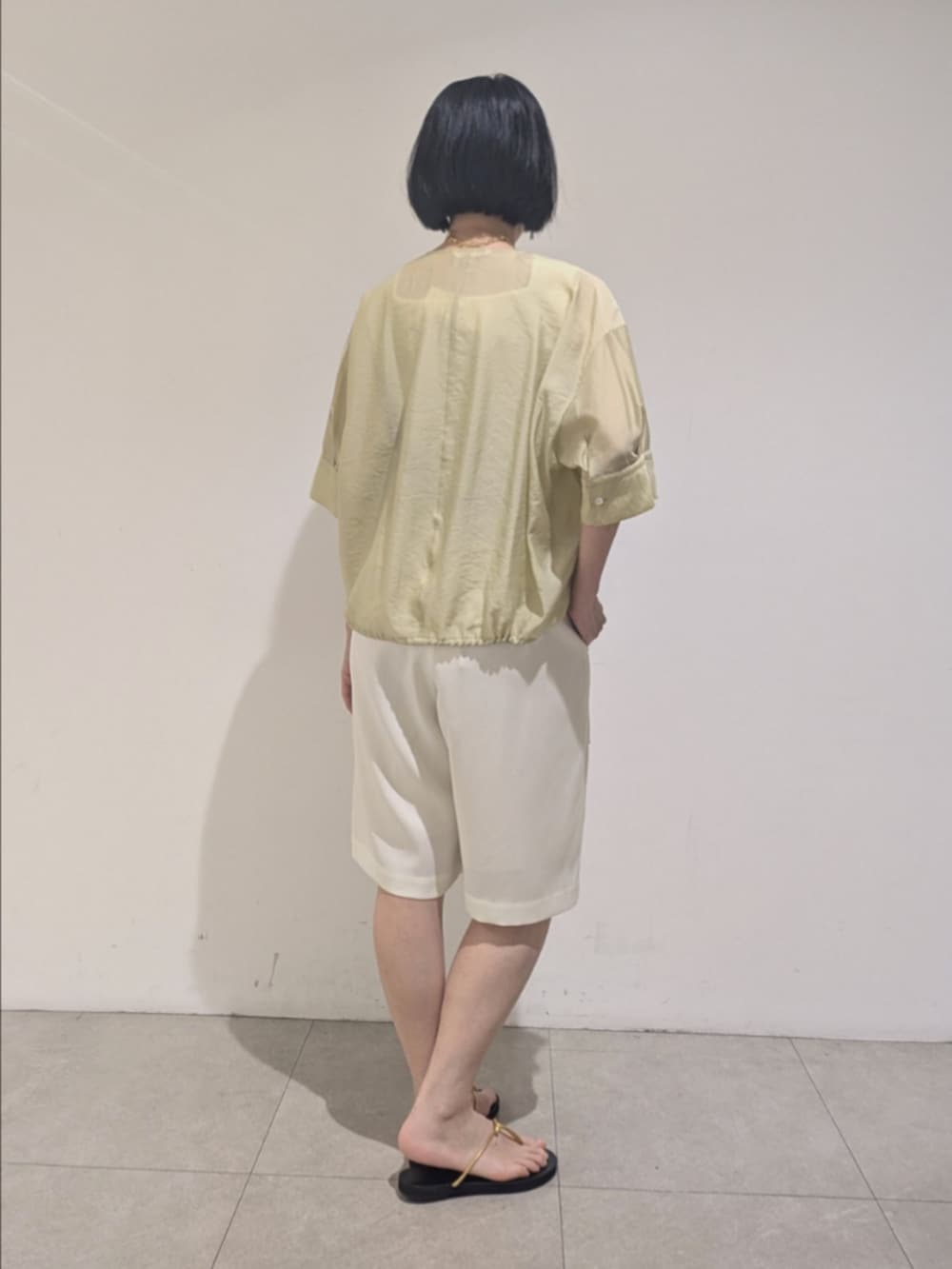 ホワイト系のタンクトップ、ホワイト系のその他パンツ、グリーン系のシャツ/ブラウスを着用したレディースの夏コーディネートの5枚目の写真