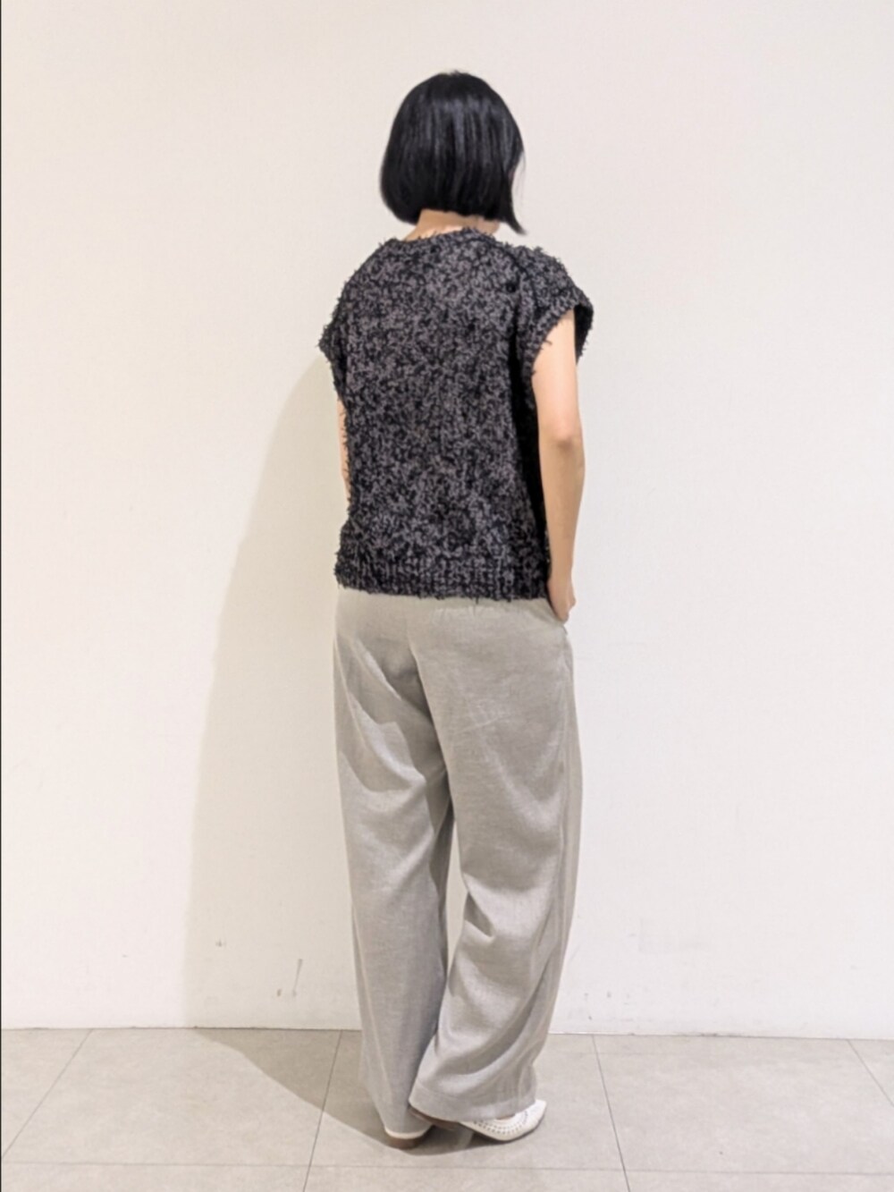 グレー系のニット/セーター、グレー系のその他パンツを着用したレディースの夏コーディネートの5枚目の写真