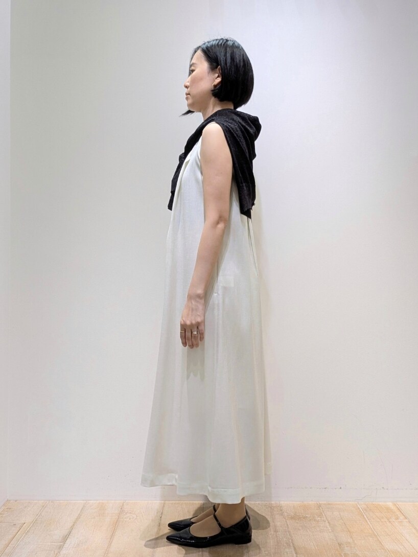 ホワイト系のワンピース、ブラック系のカーディガン/ボレロを着用したレディースの春コーディネートの2枚目の写真