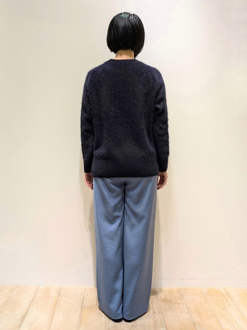 ブルー系のニット/セーター、ブルー系のスラックスを着用したレディースの冬コーディネートの3枚目の写真