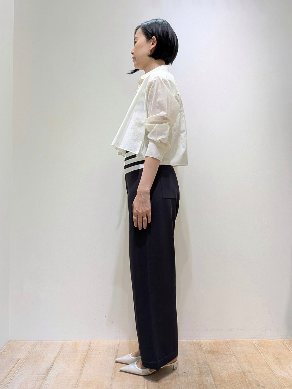 グレー系のその他パンツ、ホワイト系のシャツ/ブラウス、その他のタンクトップを着用したレディースの夏コーディネートの3枚目の写真