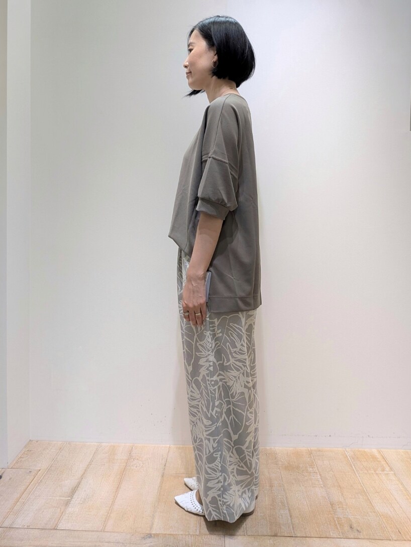 グリーン系のTシャツ/カットソー、グレー系のその他パンツを着用したレディースの夏コーディネートの3枚目の写真