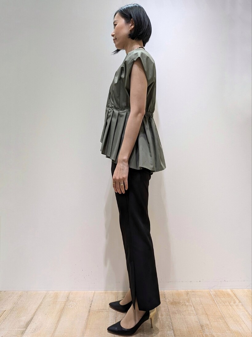 グリーン系のシャツ/ブラウス、ブラック系のその他パンツを着用したレディースの春コーディネートの2枚目の写真