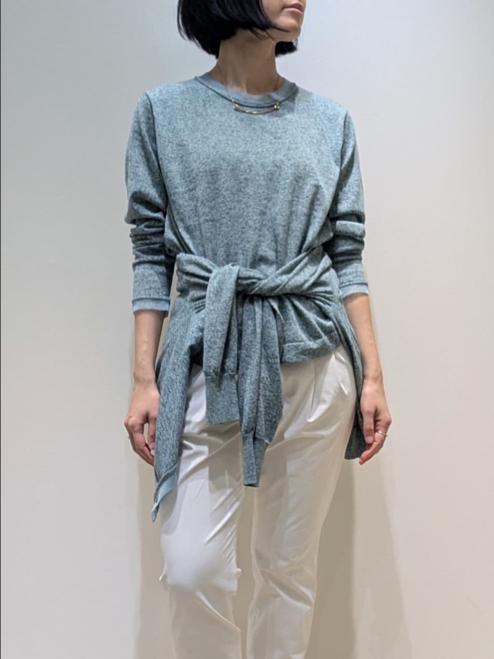ホワイト系のその他パンツ、グリーン系のカーディガン/ボレロ、グリーン系のニット/セーターを着用したレディースの春コーディネートの2枚目の写真