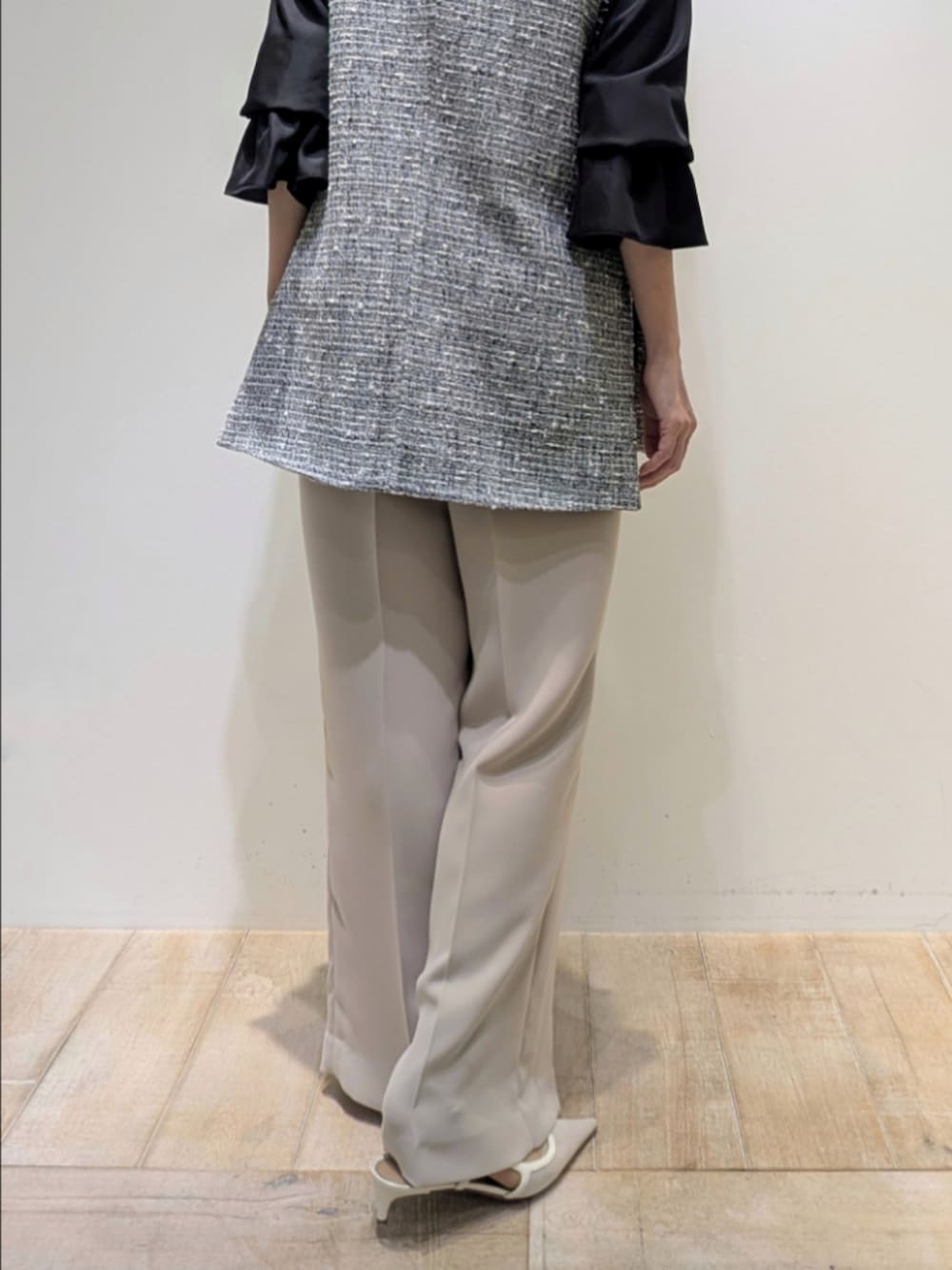 ブラック系のシャツ/ブラウス、ブラック系のベスト、ベージュ系のその他パンツを着用したレディースの冬コーディネートの5枚目の写真