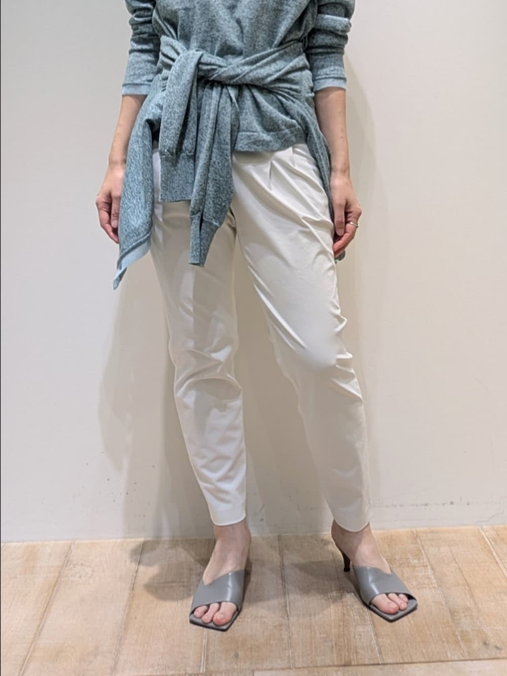 ホワイト系のその他パンツ、グリーン系のカーディガン/ボレロ、グリーン系のニット/セーターを着用したレディースの春コーディネートの3枚目の写真