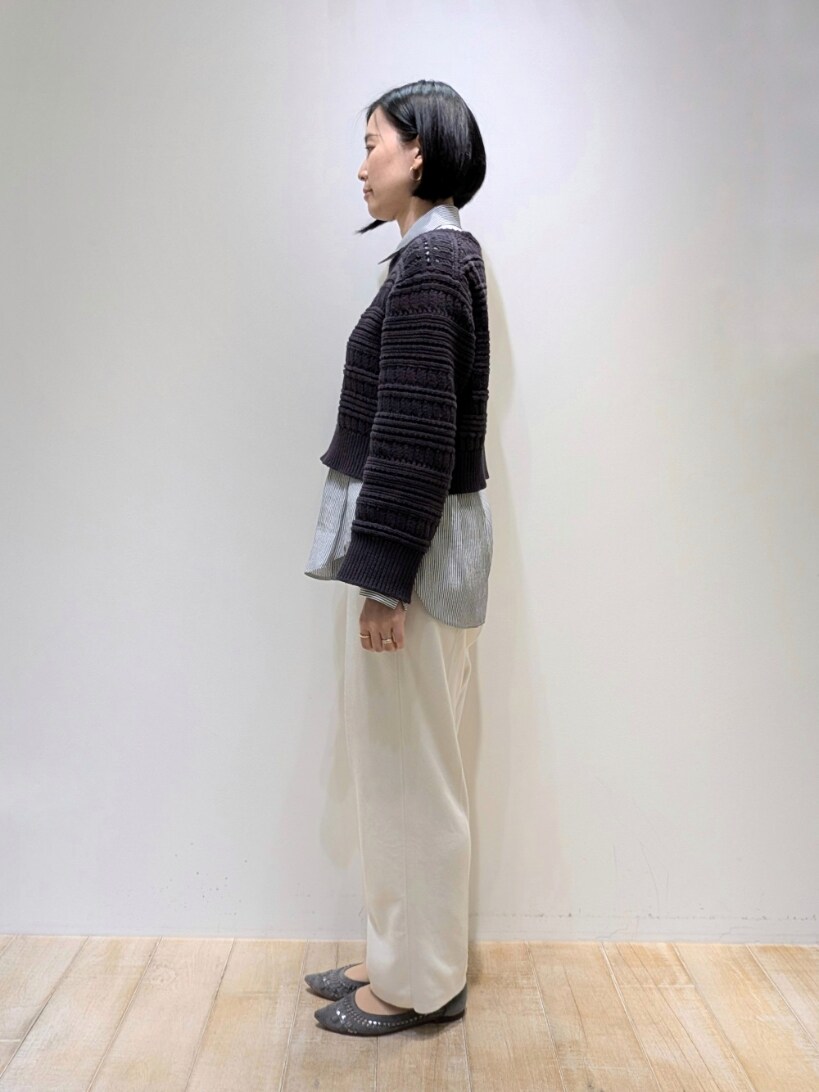 グレー系のニット/セーター、ブルー系のシャツ/ブラウス、ホワイト系のその他パンツを着用したレディースの冬コーディネートの2枚目の写真