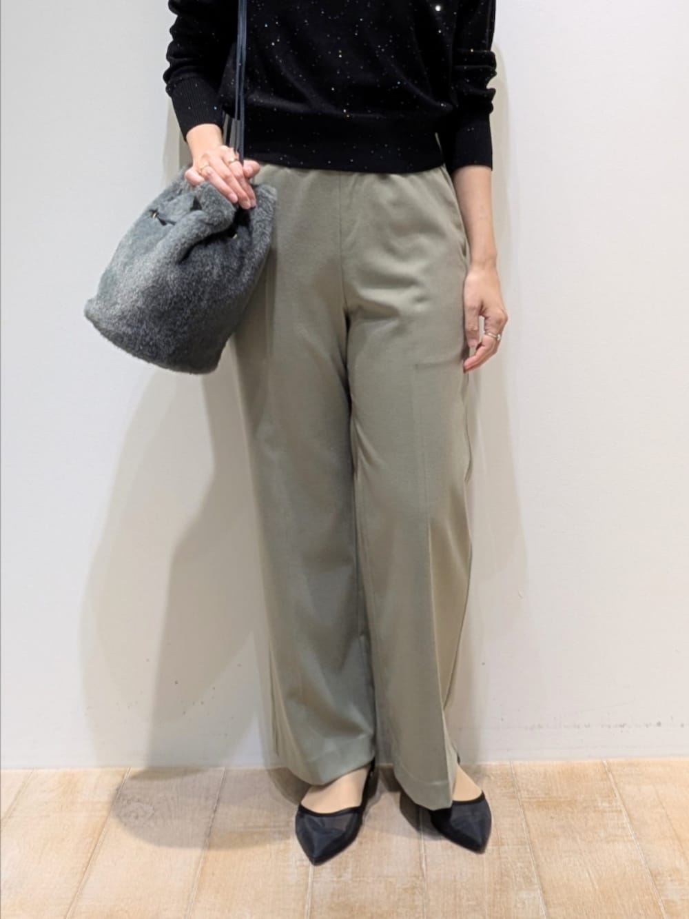 ブラック系のニット/セーター、グリーン系のその他パンツ、グリーン系のショルダーバッグを着用したレディースの秋コーディネートの3枚目の写真