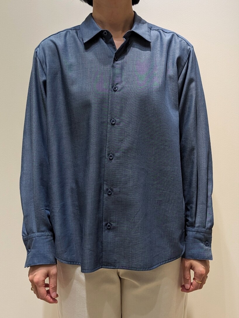 ブルー系のシャツ/ブラウス、ホワイト系のデニムパンツを着用したレディースの春コーディネートの2枚目の写真