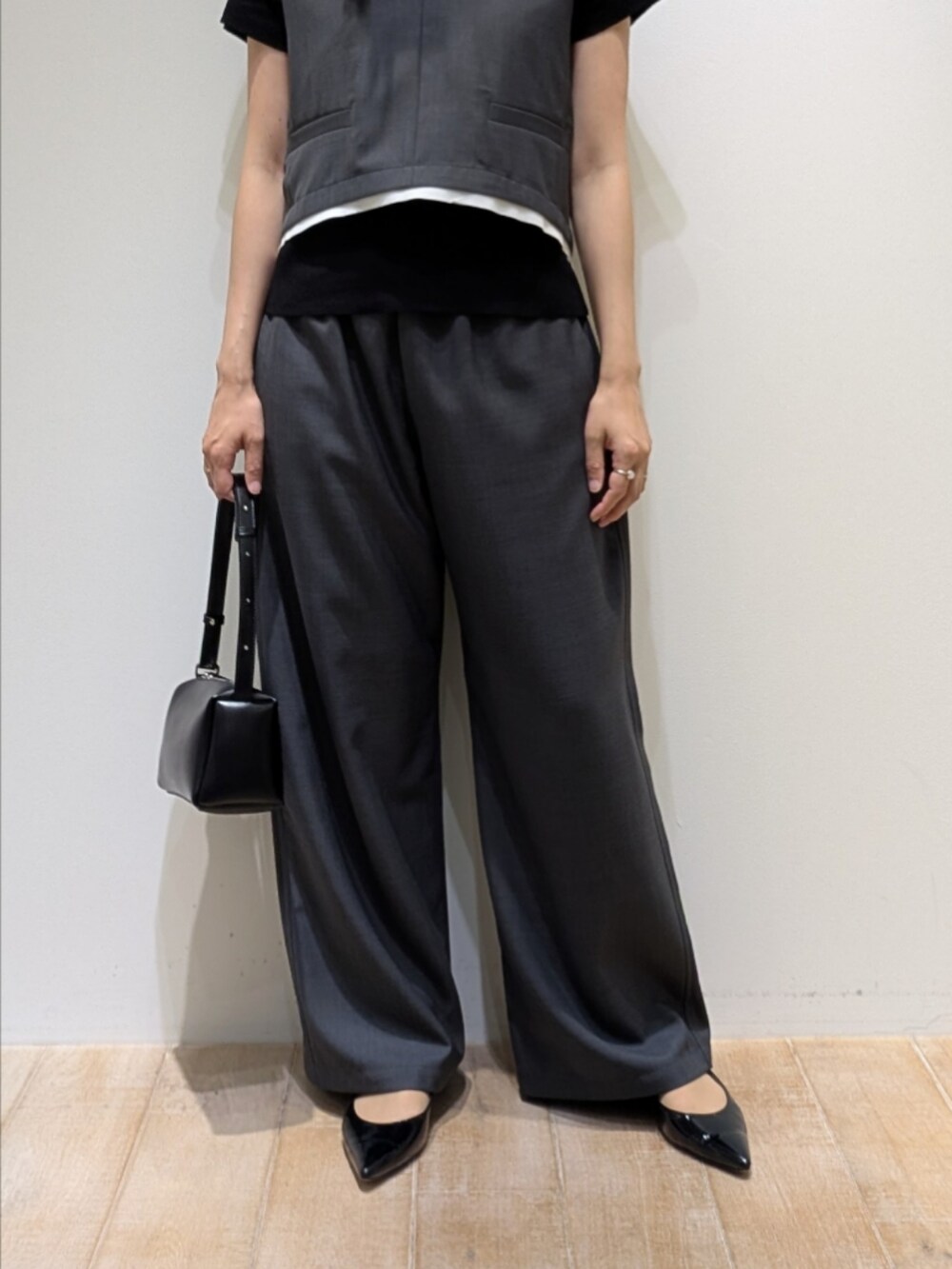 ブラック系のTシャツ/カットソー、グレー系のタンクトップ、グレー系のその他パンツを着用したレディースの夏コーディネートの3枚目の写真