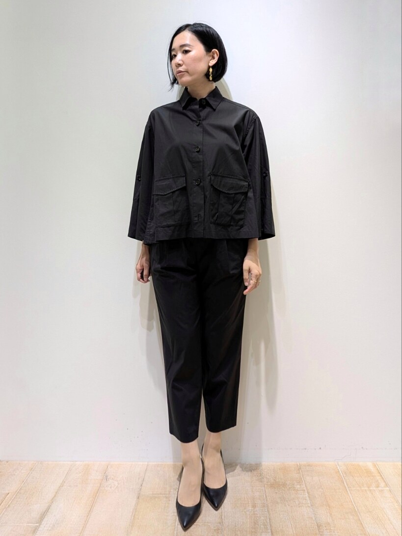 ブラック系のシャツ/ブラウス、ブラック系のその他パンツを着用したレディースの秋コーディネートの3枚目の写真