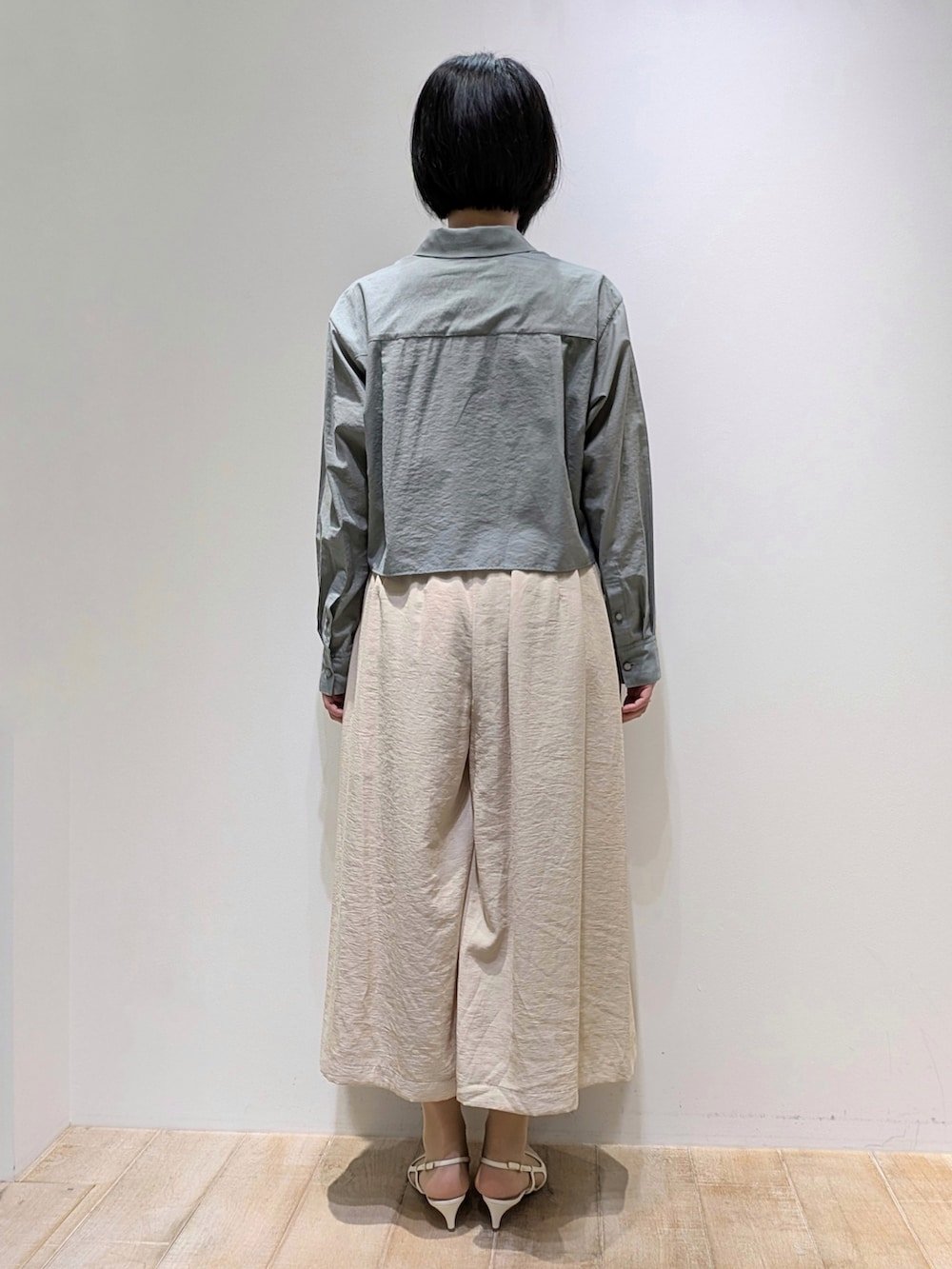 グリーン系のシャツ/ブラウス、ベージュ系のその他パンツを着用したレディースの夏コーディネートの3枚目の写真