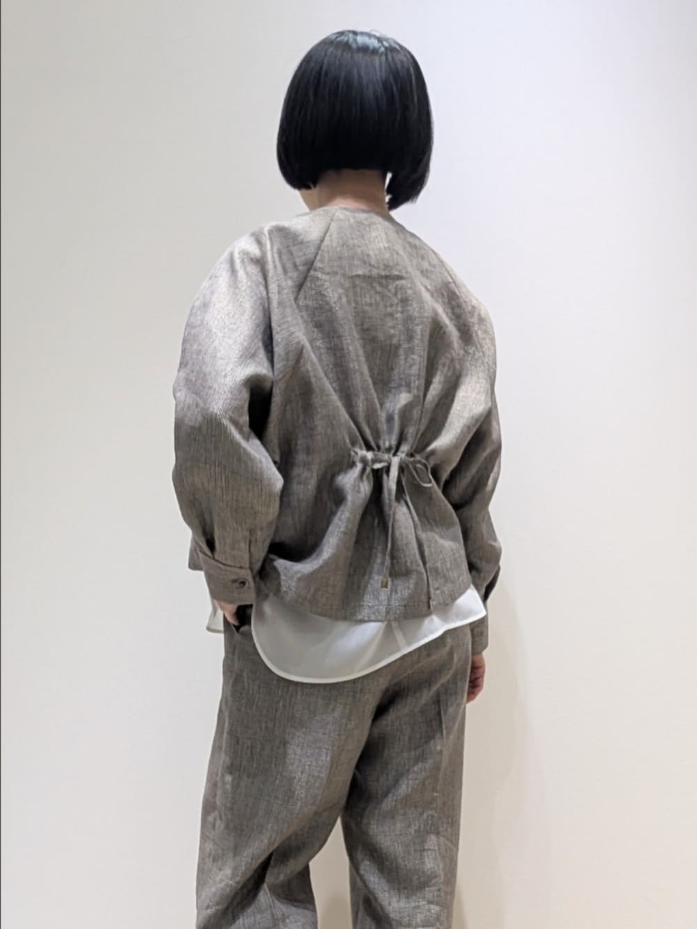 ベージュ系のブルゾン、ホワイト系のシャツ/ブラウス、ベージュ系のその他パンツを着用したレディースの春コーディネートの4枚目の写真