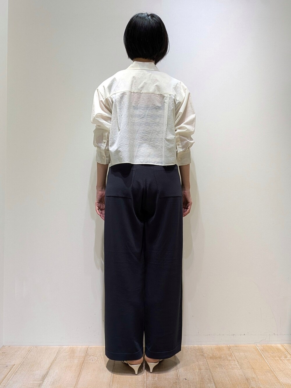 グレー系のその他パンツ、ホワイト系のシャツ/ブラウス、その他のタンクトップを着用したレディースの夏コーディネートの4枚目の写真