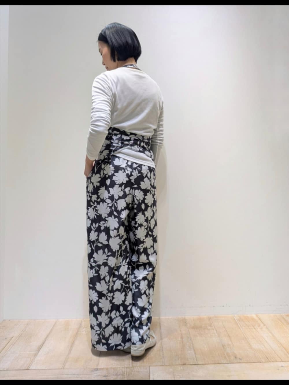 ホワイト系のTシャツ/カットソー、グレー系のベスト、グレー系のその他パンツを着用したレディースの冬コーディネートの4枚目の写真