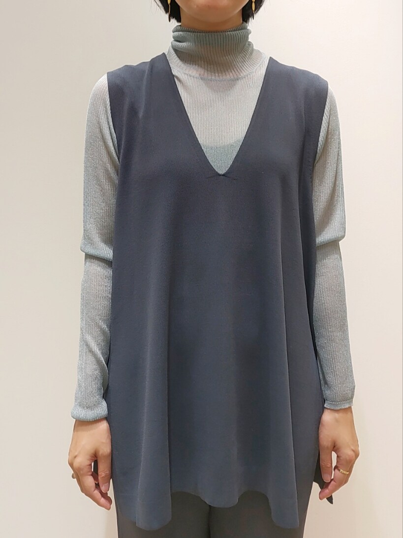 ブルー系のベスト、ブルー系のニット/セーター、ブルー系のその他パンツを着用したレディースの夏コーディネートの2枚目の写真