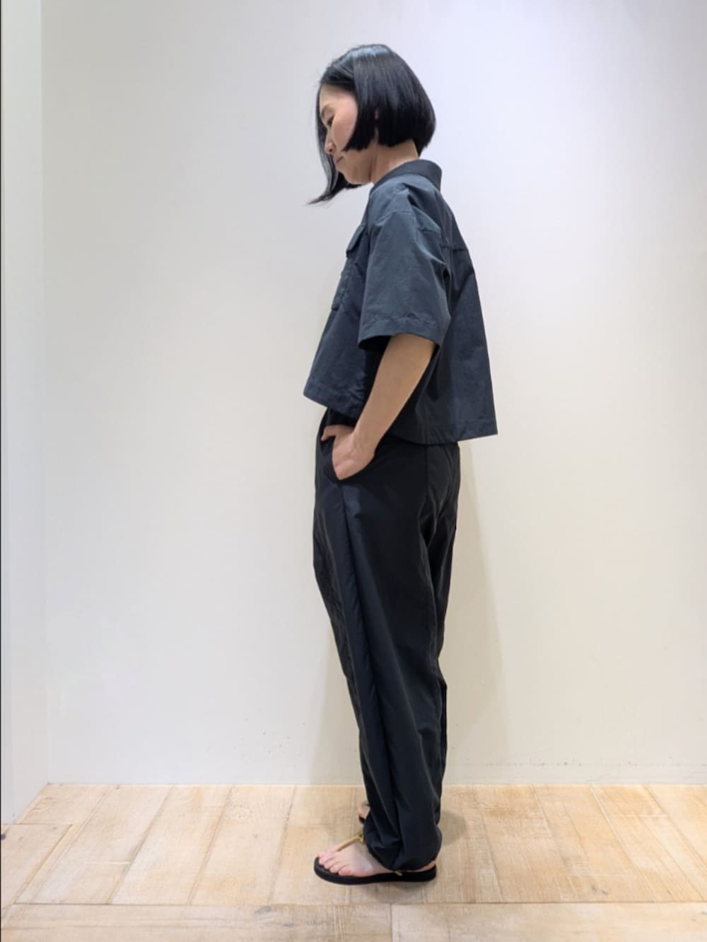 グレー系のシャツ/ブラウス、グレー系のその他パンツ、ホワイト系のタンクトップを着用したレディースの春コーディネートの4枚目の写真