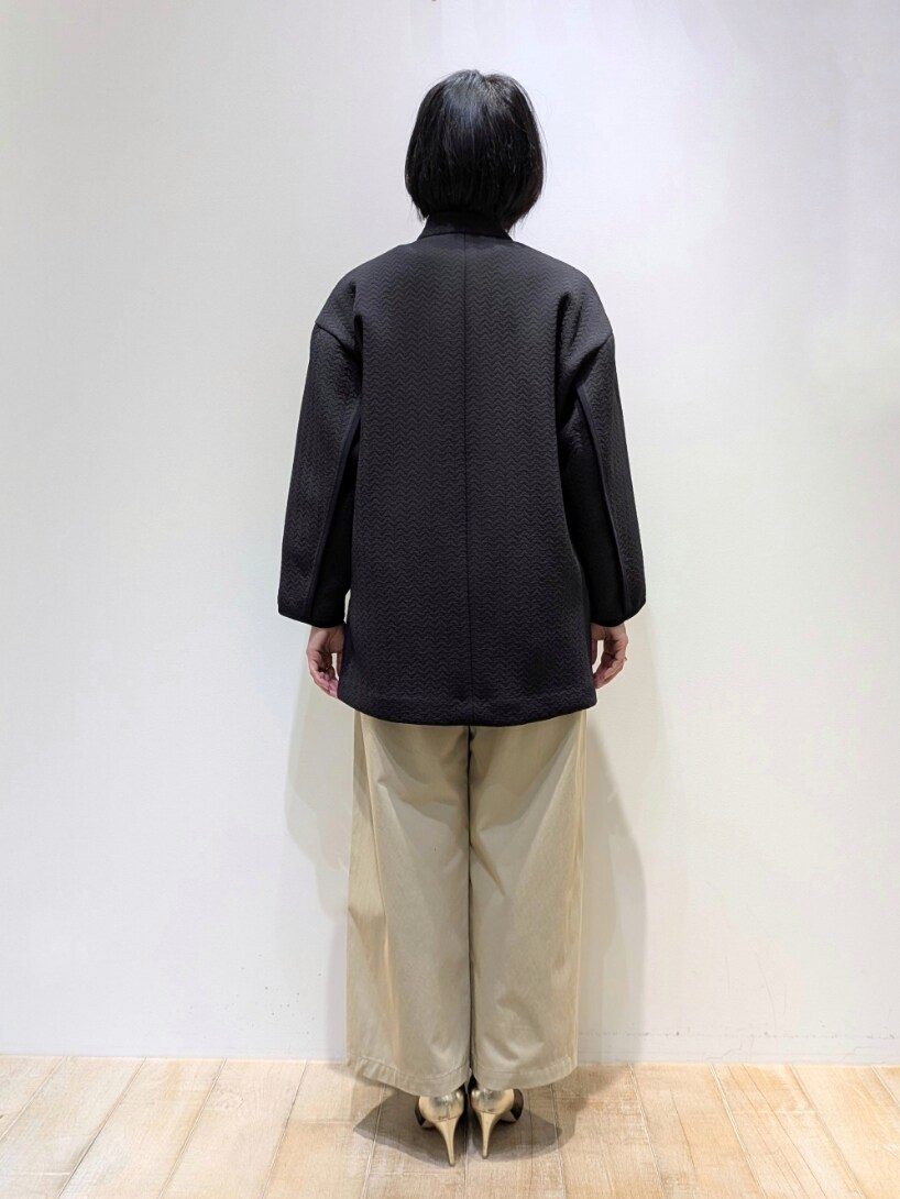 グリーン系のその他パンツ、ブルー系のトレンチコート、グレー系のニット/セーターを着用したレディースの冬コーディネートの3枚目の写真