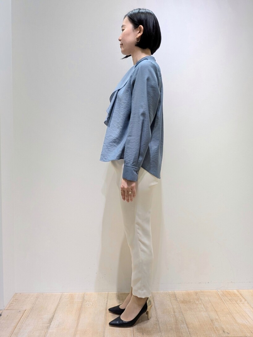 ブルー系のシャツ/ブラウス、ホワイト系のスラックスを着用したレディースの春コーディネートの2枚目の写真